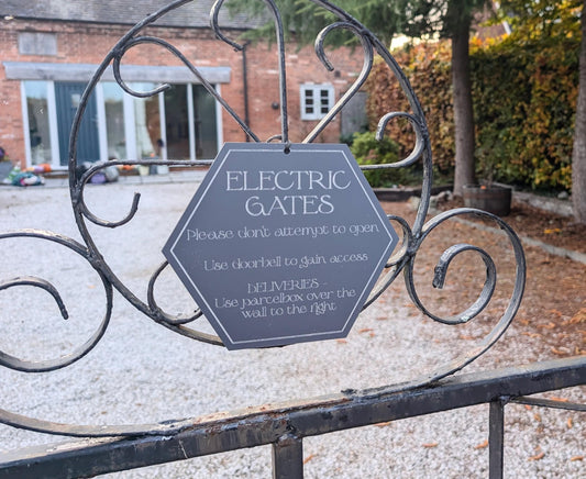 Electric gates, please don't attempt to open wooden sign. Sign for delivery drivers and post.